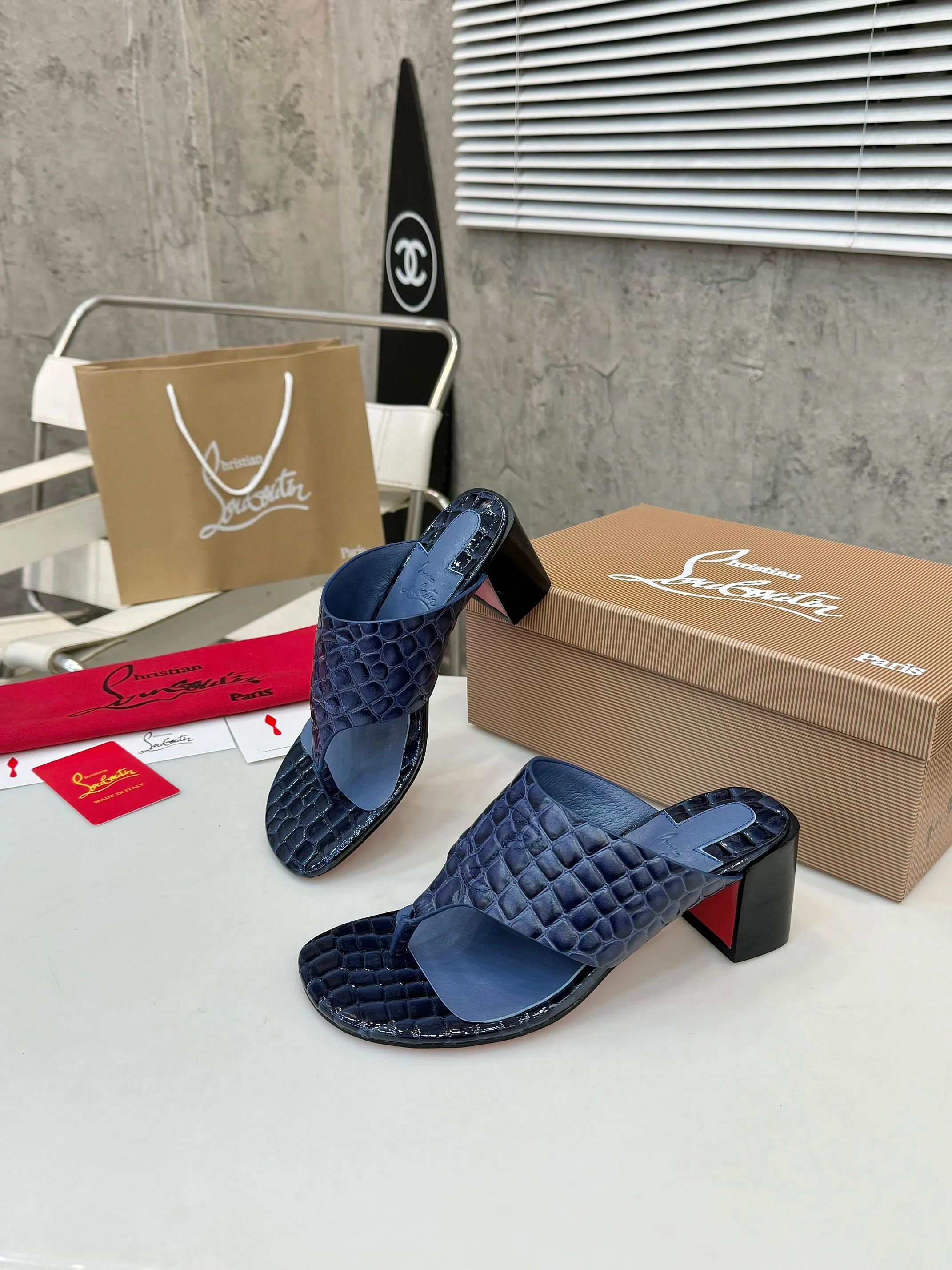 👟👟Ex-factory price 440👟👟 Genuine leather base +40 Top version Exclusive customization Purchasing level ⚡⑤ colors to choose from. Reintroducing Christian Louboutin (CL) logo design, the latest catwalk style of red-soled shoes 💥abbreviated as CL red-soled shoes T-stage catwalk style👠a fresh breeze with a touch of nobility, perfect on the feet💃elegant and crystal clear, all accessories, materials and patterns are all customized 1:1 from the original version, zero distance from the original version 1⃣Upper: crocodile pattern cowhide 2⃣Inner: sheepskin 3⃣Heel height: 7cm 4⃣🔺Original packaging 5⃣Number of yards: 35-42 yards (42 can be customized and cannot be returned or exchanged)